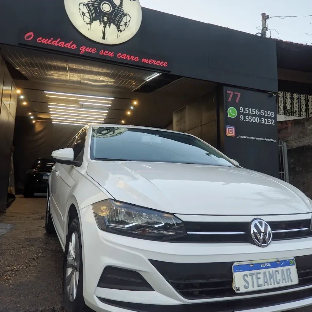 Volkswagen Polo branco pronto na entrada da oficina