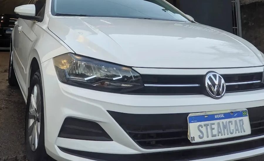 Para-choque dianteiro de um Volkswagen Polo branco na oficina