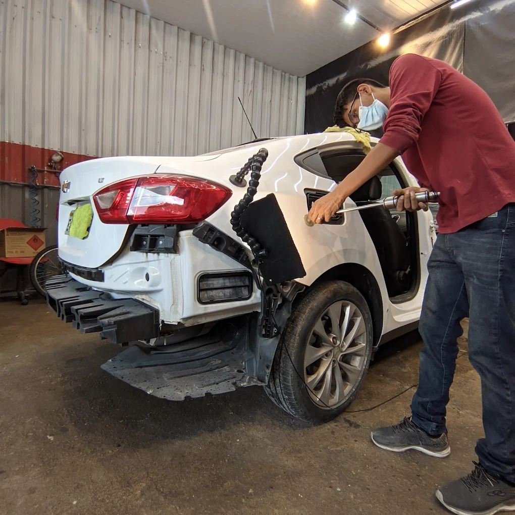 Profissional recuperando a traseira de um sedã branco